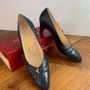 Vintage Salvatore Ferragamo Navy w/gold signature Pumps